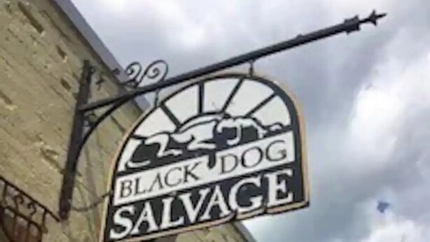 Rakennuksessa on kyltti, jossa lukee: ”Black Dog Salvage”.