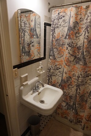 Ensemble douche/baignoire, sèche-cheveux, serviettes fournies, savon