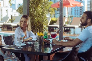 Bar junto a la piscina