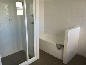 Badewanne, Haartrockner, Handtücher, Toilettenpapier