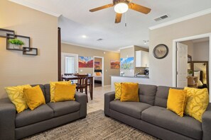 Smart TV, fireplace, books, stereo - Modern Condo Near Kierland Commons and Scottsdale Quarter! (Scottsdale)