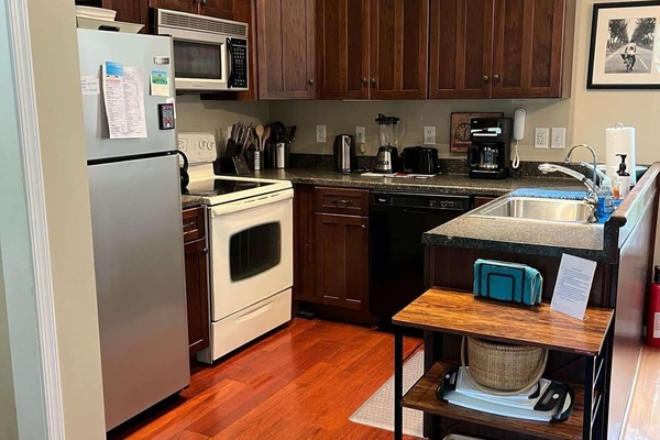 Réfrigérateur, micro-ondes, four, plaque de cuisson