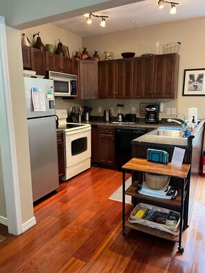 Kjøleskap, mikrobølgeovn, ovn og kokeplater