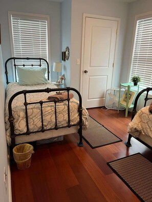 Une chambre à coucher avec un lit, une chaise, une porte et une fenêtre.