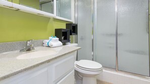 Bathroom | Free toiletries - Vitamin Sea by Blue Swell (Panama City Beach)