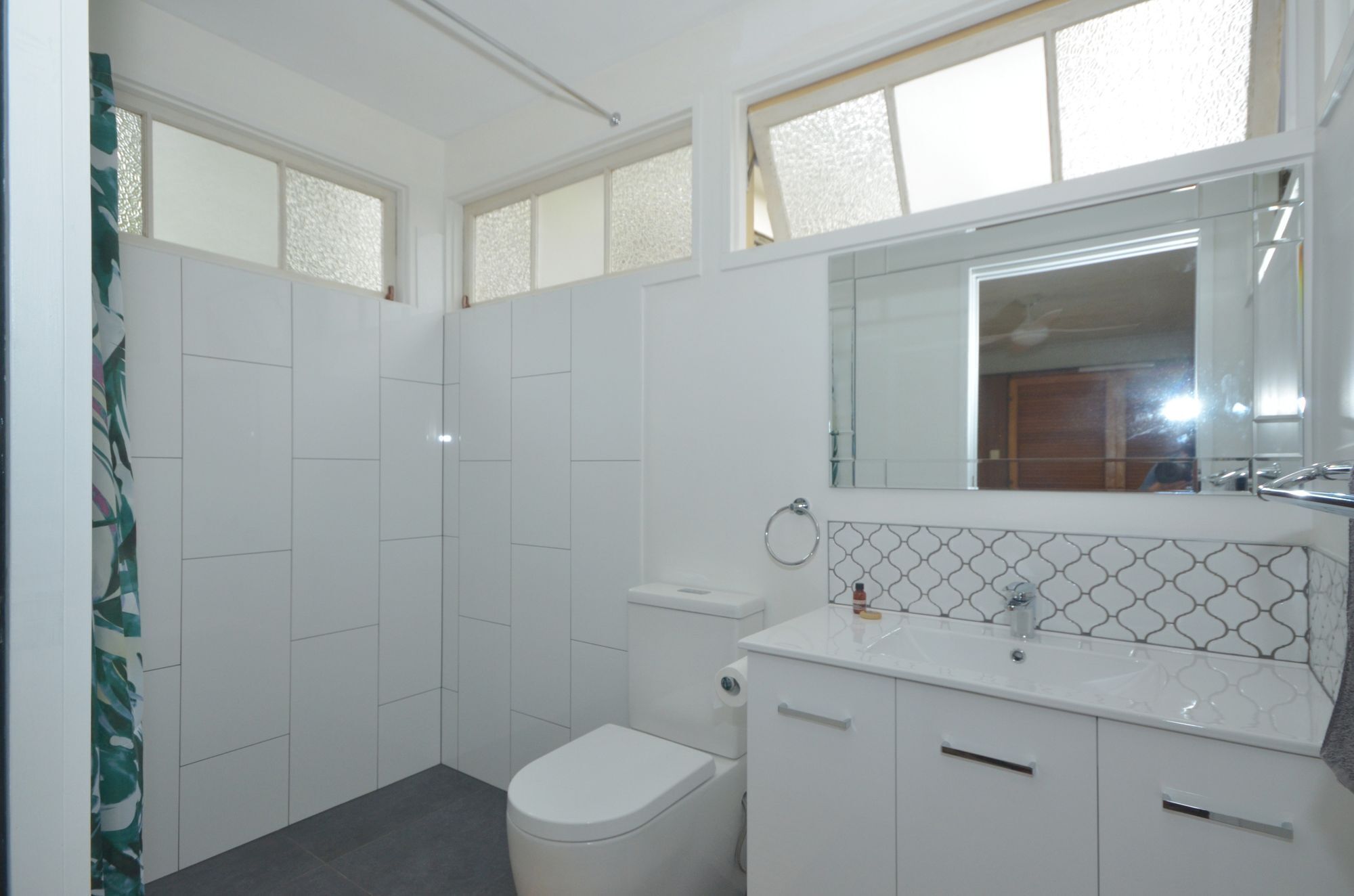 A house with a view and a seabreeze - a home in the trees where the birds sing! — image 17