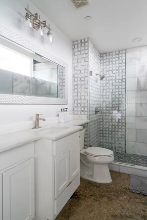 Sèche-cheveux, serviettes fournies