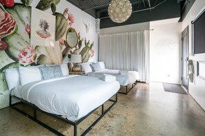 5 chambres, bureau, fer et planche à repasser, lit parapluie