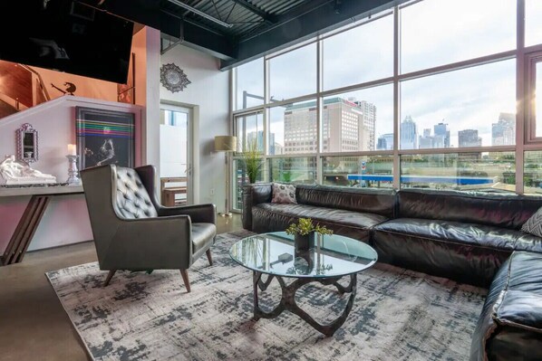 Smart TV - Swanky Townhome+Rooftop | Downtown | 6th Street! (Austin)