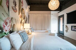 5 bedrooms, desk, iron/ironing board, travel crib - Swanky Townhome+Rooftop | Downtown | 6th Street! (Austin)