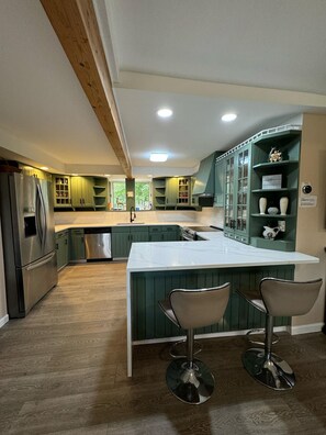 Frigorífico, microondas, horno y placa de cocina