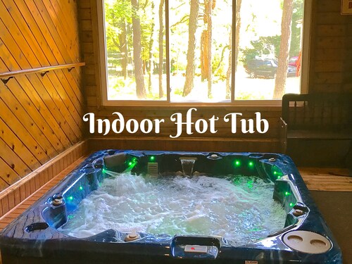 Lake Front Getaway! 6 Bedrooms rooms and 3.5 Baths. Prime location. Sleeps 16