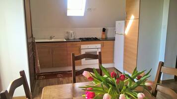 Een koelkast, een microgolfoven, een oven, een kookplaat