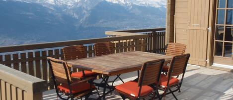 تناول الطعام بالخارج