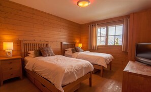 5 bedrooms, iron/ironing board, free WiFi, bed sheets