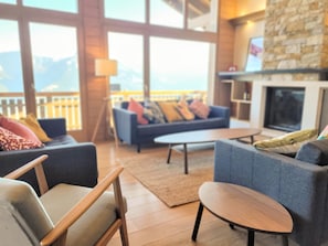 Téléviseur, foyer, table de ping-pong