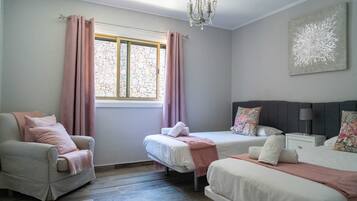 3 bedrooms, in-room safe, iron/ironing board, travel cot