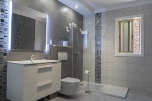 Duschwanne, Haartrockner, Bidet, Handtücher