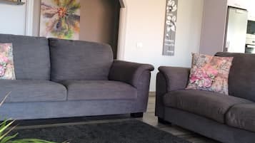 Een smart-tv, een tafeltennistafel en boeken