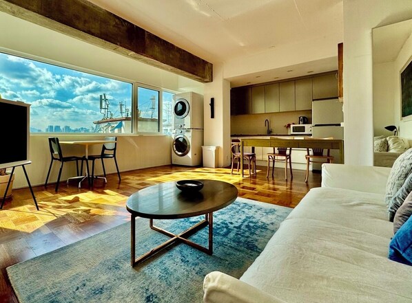 N3 Seoul | Living area | Flat-screen TV