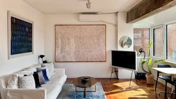N3 Seoul | Living area | Flat-screen TV