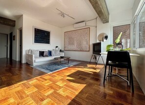 N3 Seoul | Zona de estar | Una televisión de pantalla plana