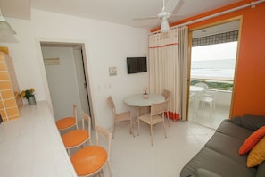 Habitación cuádruple, vista al mar | Tabla de planchar con plancha y wifi gratis