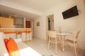 32-inch flat-screen TV with cable channels, LCD TV - Entremares Residence (Florianópolis)