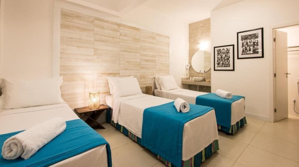 Minibar, tabla de planchar con plancha, wifi gratis y ropa de cama 