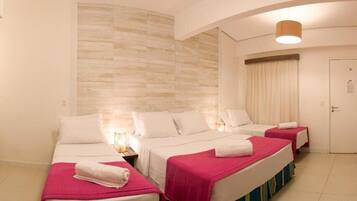 Quarto família, várias camas, para não fumantes | Frigobar, ferros/tábuas de passar roupa, Wi-Fi de cortesia