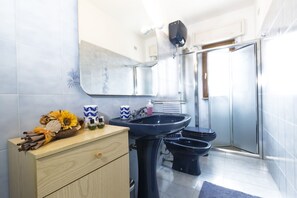 Douche, sèche-cheveux, bidet, serviettes fournies