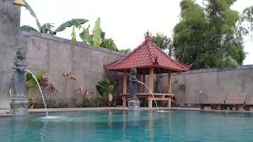 Kolam renang outdoor, dengan kursi berjemur