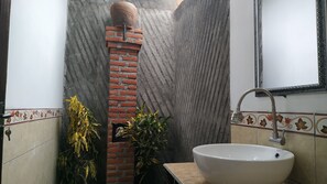Habitación superior con 1 cama doble o 2 individuales, vistas al jardín | Ducha del cuarto de baño