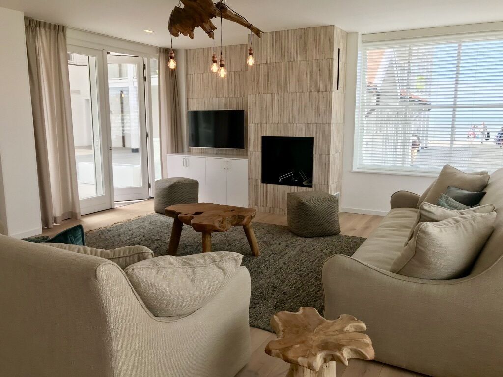 Een televisie, een open haard en een dvd-speler