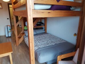 Iron/ironing board, bed sheets