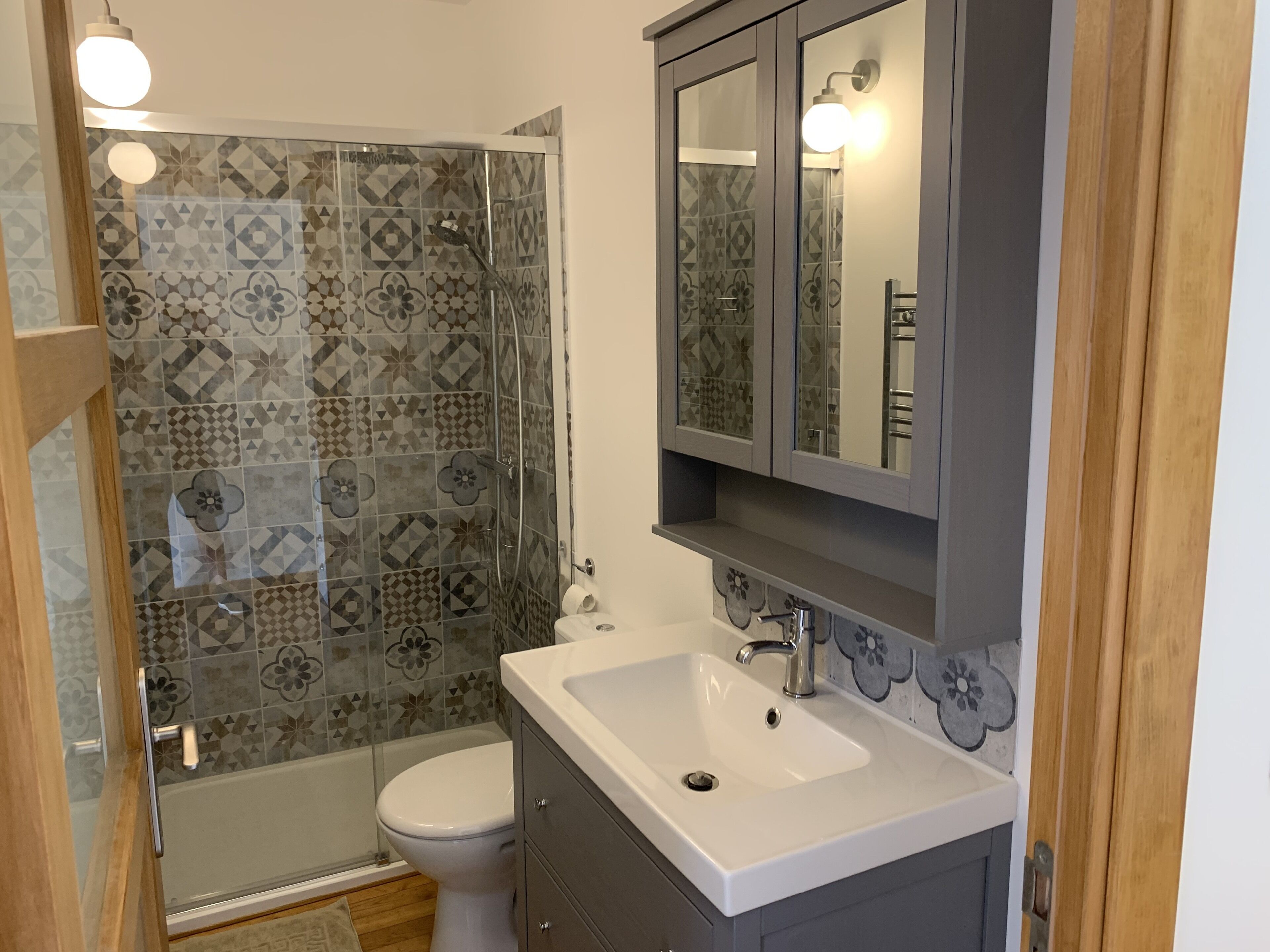 Un baño con ducha, inodoro y lavamanos.