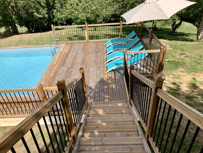 Una hermosa casa de campo francesa con piscina y vistas impresionantes.