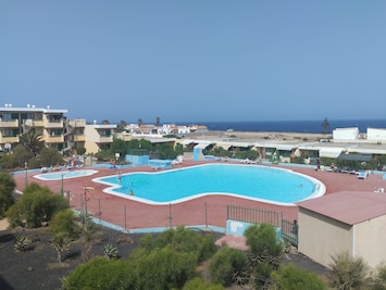 piscinas solárium con hamacas vistas al mar