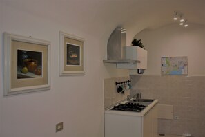 Kühlschrank, Mikrowelle, Herdplatte, Wasserkocher mit Kaffee-/Teezubehör