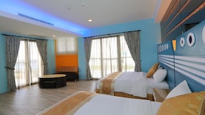 A hotel room with two beds, a seating area, and large windows with curtains. - Hang Hai B & B (Hengchun)