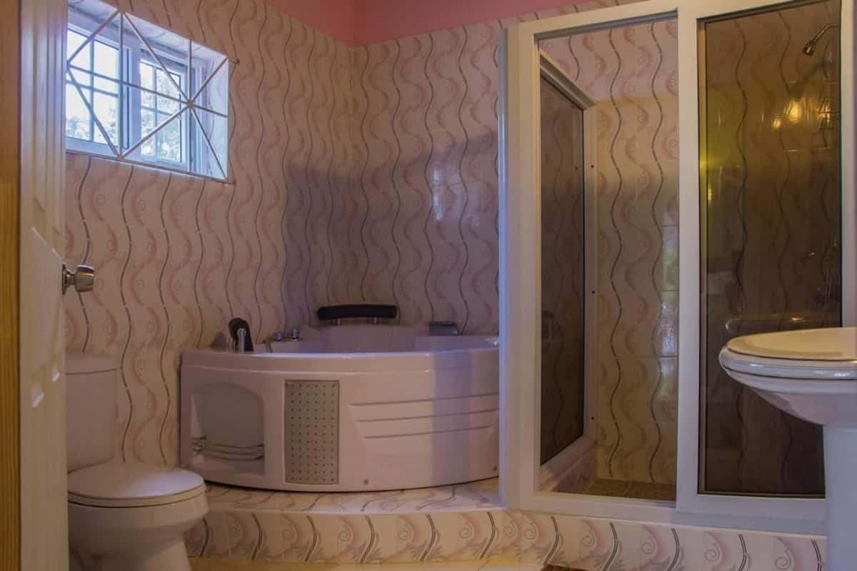 Comfort Double Room, 1 King Bed | Bathroom | Towels