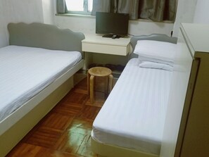 Kamar Twin Basic, 2 Tempat Tidur Twin, Bebas Asap Rokok | Tirai kedap cahaya, setrika/meja setrika, Wi-Fi gratis, dan seprai linen