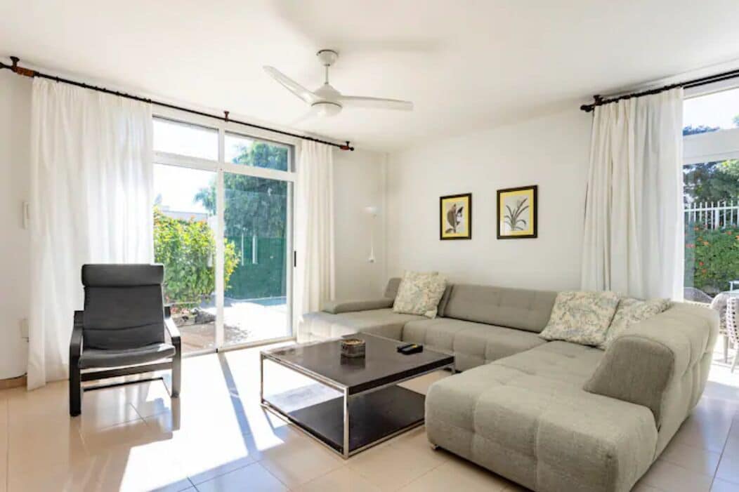 Een televisie en een dvd-speler