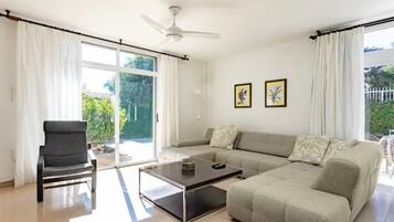 Een televisie en een dvd-speler