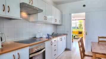 JÀÀkaappi, mikroaaltouuni, uuni, liesi