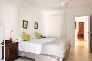 3 habitaciones, tabla de planchar con plancha, cuna de viaje y wifi 