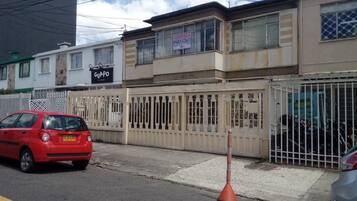 Vista frontal de la propiedad