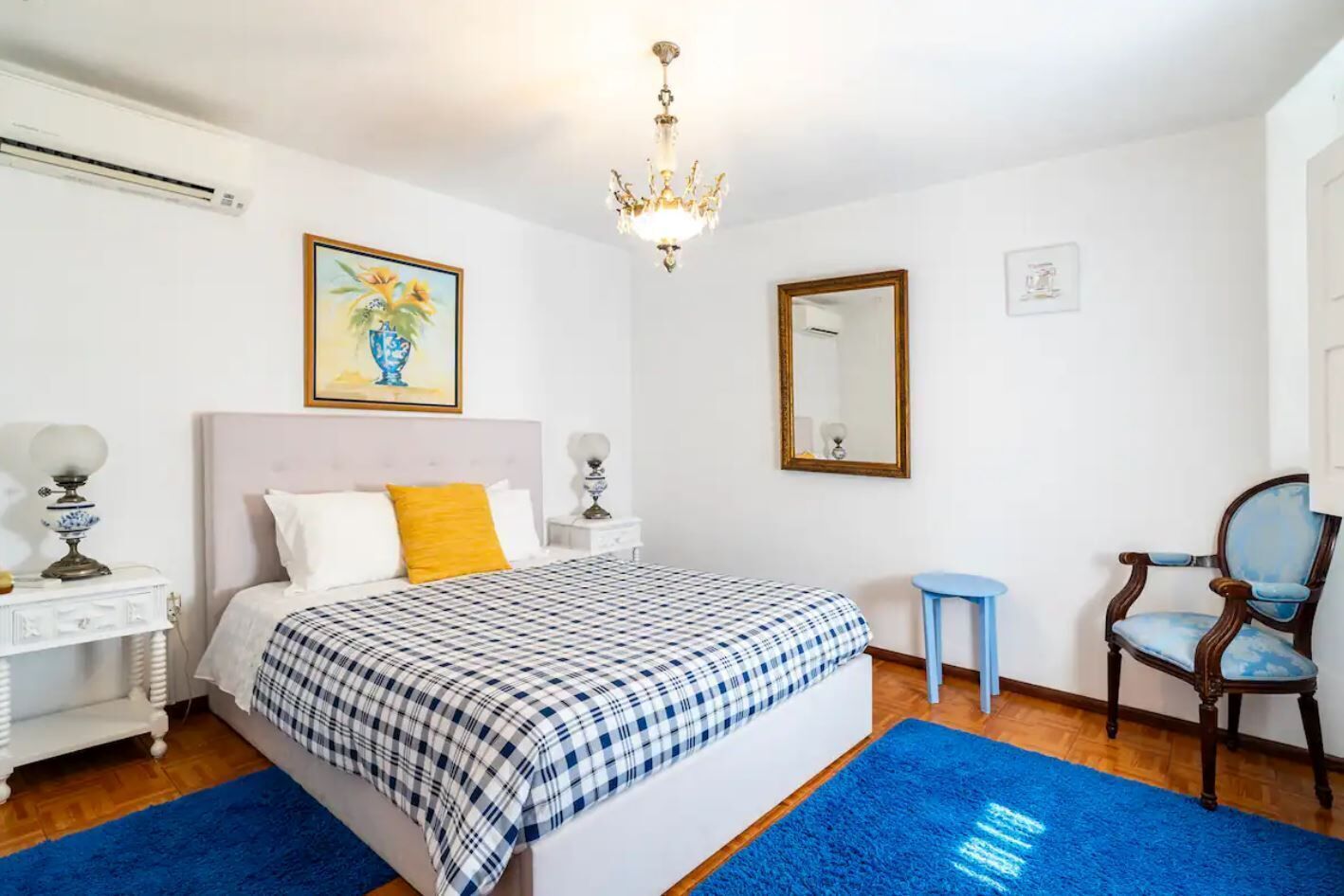 5 bedrooms, iron/ironing board, WiFi, bed sheets