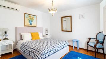 5 bedrooms, iron/ironing board, WiFi, bed sheets