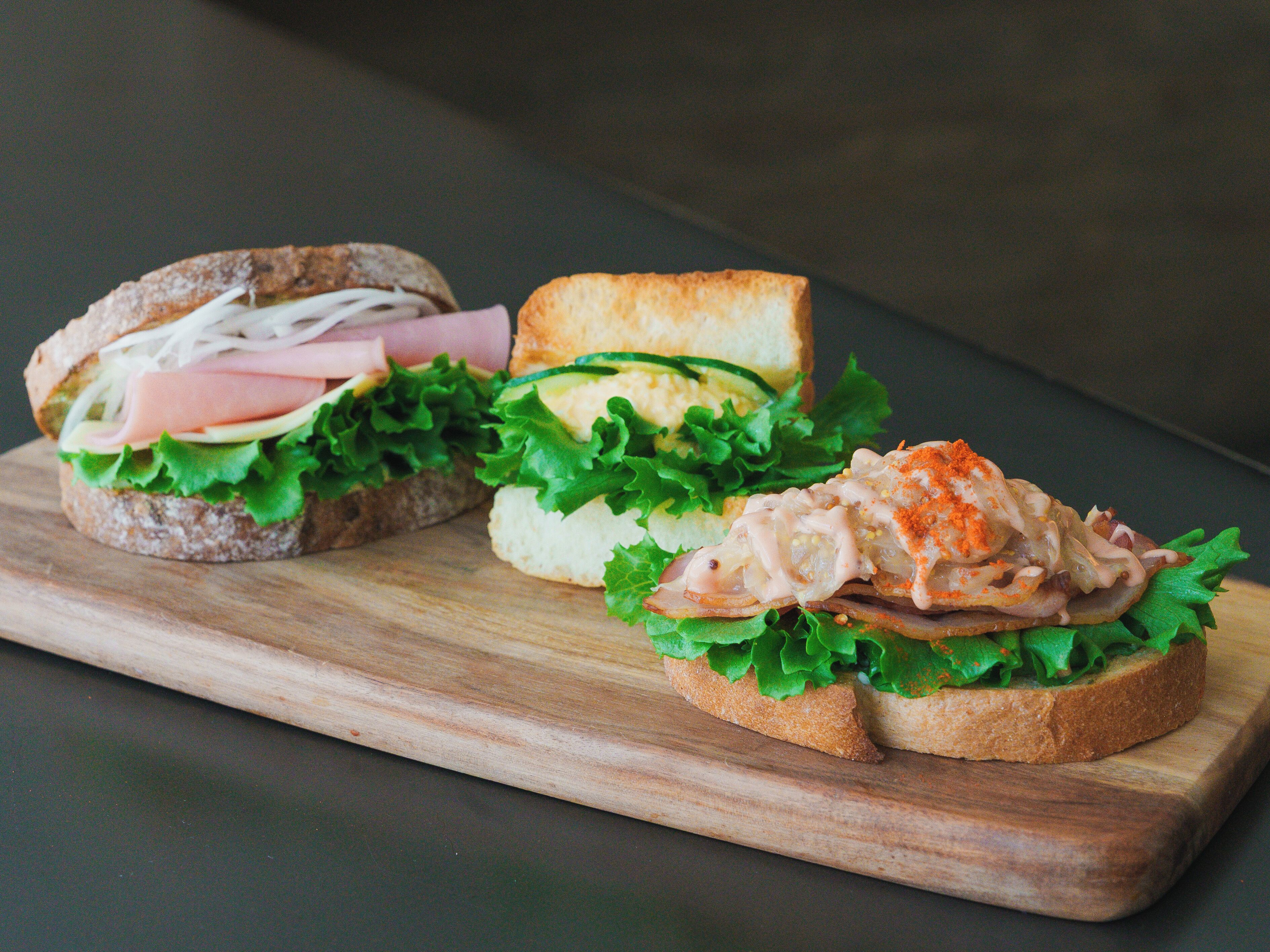 To sandwiches på en træplanke.